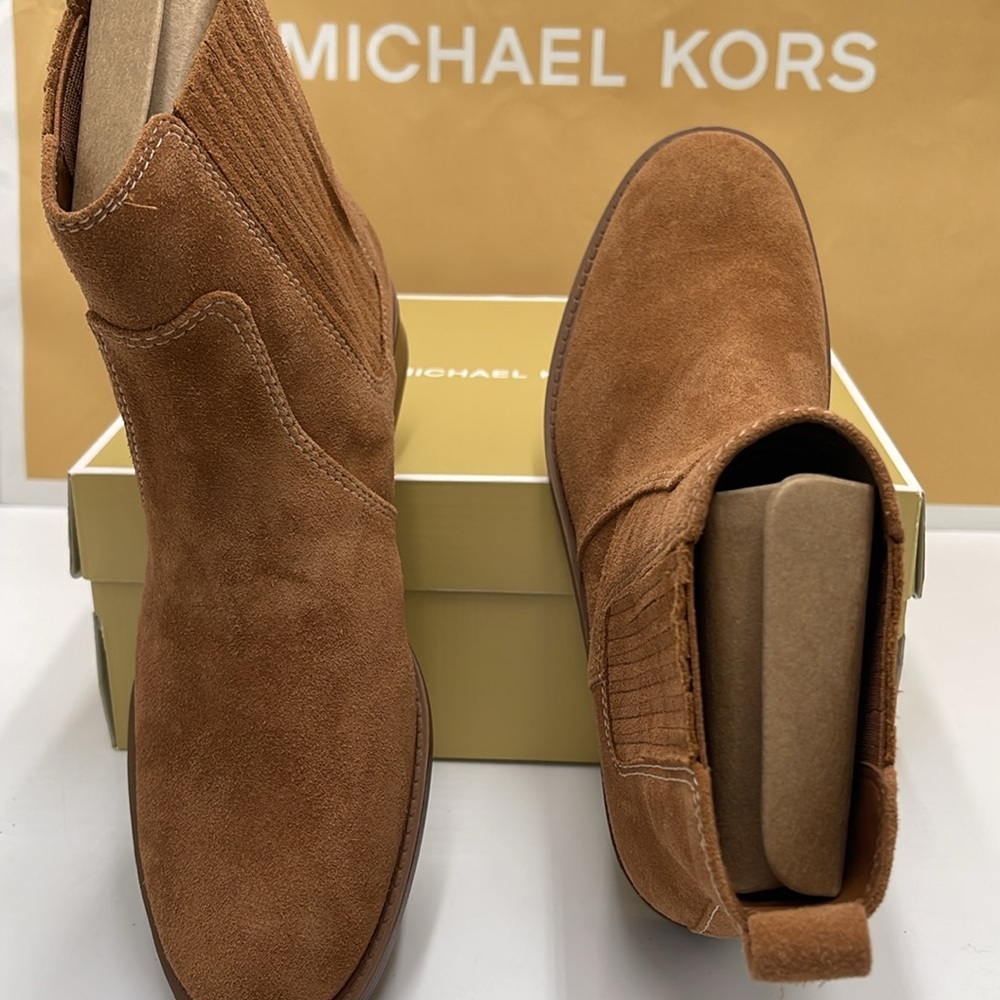 MICHAEL KORS ELLA FLAT BOOTIE SUEDE
49F4ELFE5S
LUGGAGE - Picture 12 of 16